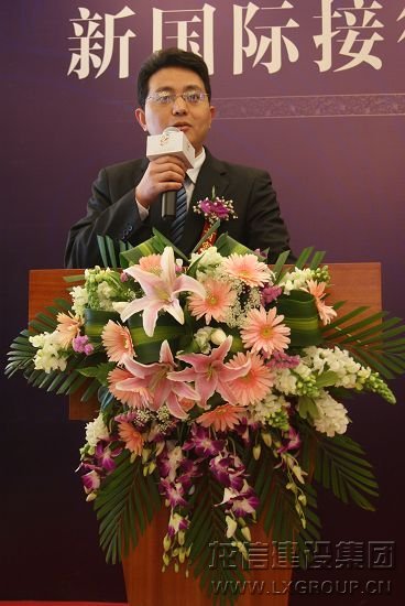 龙信物业服务有限企业副总经理张庆良致辞